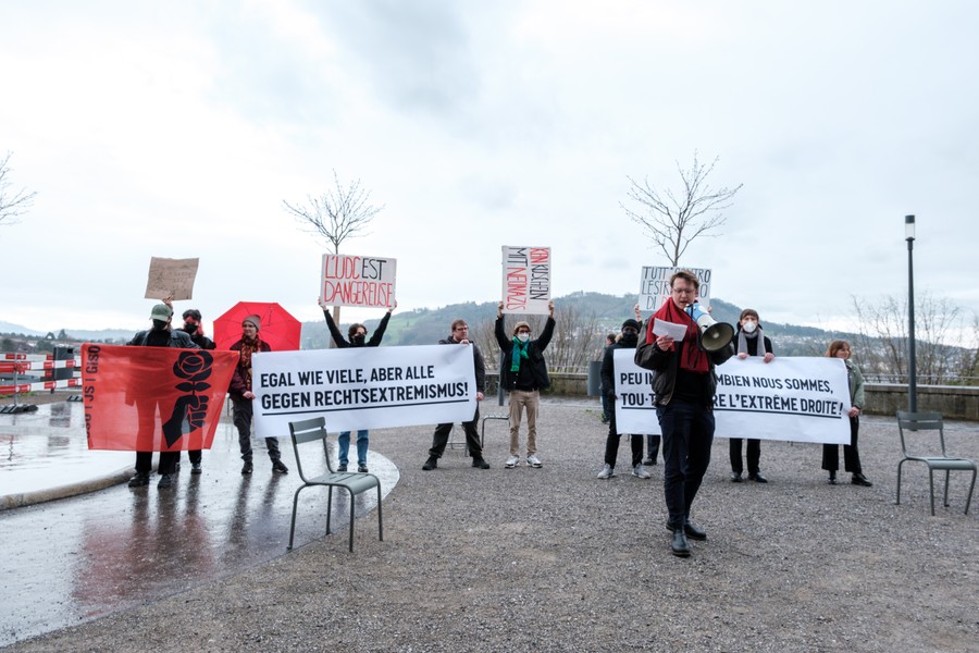JUSO protestiert bei Initiativeinreichung lautstark gegen SVP und Rechtsextremismus